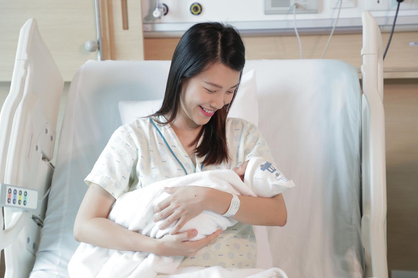 MC - Á hậu Hoàng Oanh cùng "cuộc vượt cạn thần tốc" 15 phút tại AIH